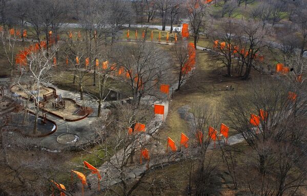 Ņujorkas vēsturē lielākais publiskais mākslas projekts &quot;The Gates&quot; (Vārti) Centrālajā parkā, 2003. gads - Sputnik Latvija
