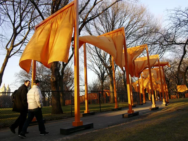 Ņujorkas vēsturē lielākais publiskais mākslas projekts &quot;The Gates&quot; (Vārti) Centrālajā parkā, 2003. gadsBulgāru izcelsmes amerikāņu mākslinieka Kristo instalācija &quot;Surrounded Islands&quot; (Aplenktās salas) Maiami, ASV - Sputnik Latvija