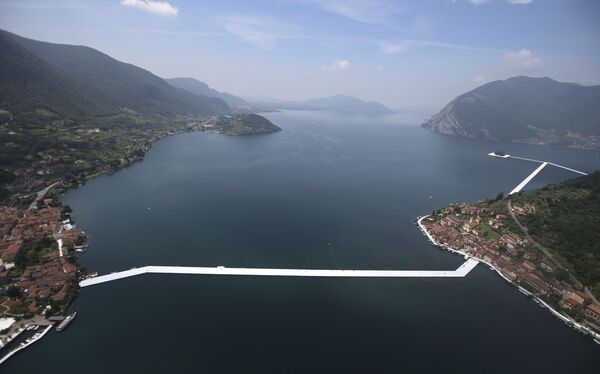 Bulgāru izcelsmes amerikāņu mākslinieka Kristo instalācija &quot;The Floating Piers&quot; (Peldošais mols) Izeo ezerā, Itālija - Sputnik Latvija