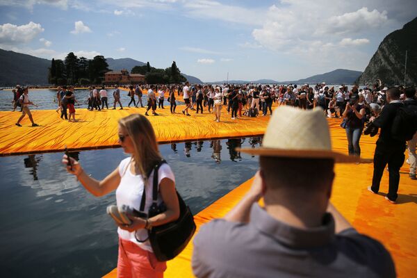 Bulgāru izcelsmes amerikāņu mākslinieka Kristo instalācija &quot;The Floating Piers&quot; (Peldošais mols) Izeo ezerā, Itālija - Sputnik Latvija