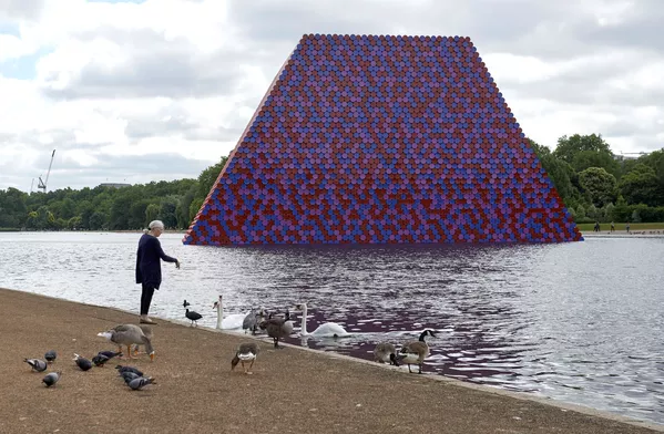 Bulgāru izcelsmes amerikāņu mākslinieka Kristo instalācija &quot;Mastaba&quot; Haidparkā, Londona - Sputnik Latvija