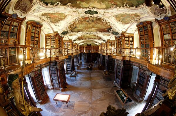 Svētā Galla klostera bibliotēka – senākā grāmatu krātuve Šveicē - Sputnik Latvija