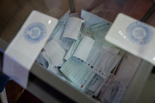 Урны для голосования тщательно опечатываются. - Sputnik Латвия