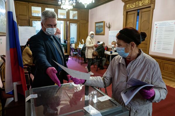 В ходе голосования соблюдаются меры эпидемиологической безопасности. - Sputnik Латвия