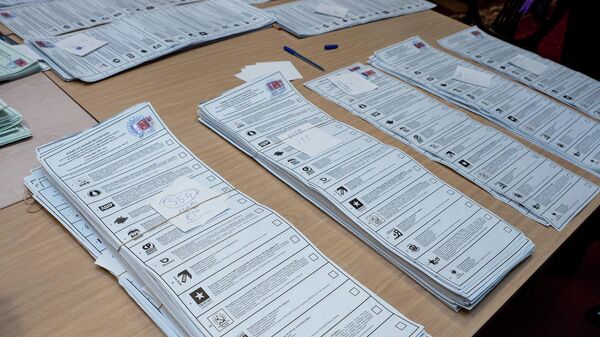 Партия Единая Россия лидирует при подсчете голосов на участке в посольстве России в Латвии - Sputnik Латвия