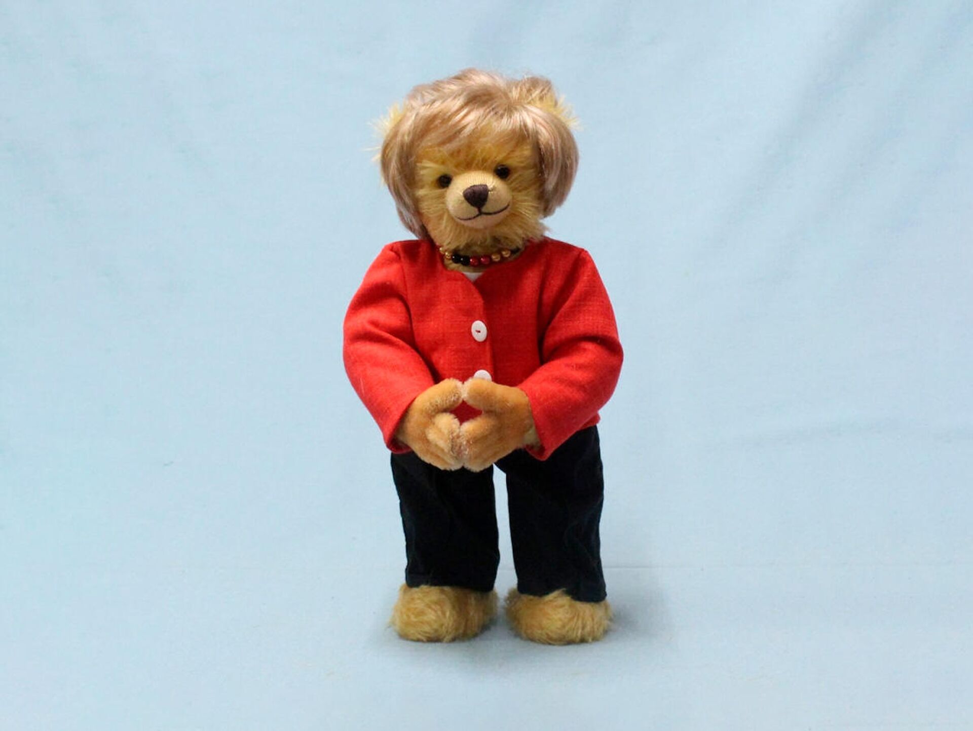 Немецкая фабрика по производству плюшевых игрушек выпустила медвежонка в образе канцлера Германии Ангелы Меркель - Sputnik Латвия, 1920, 21.09.2021