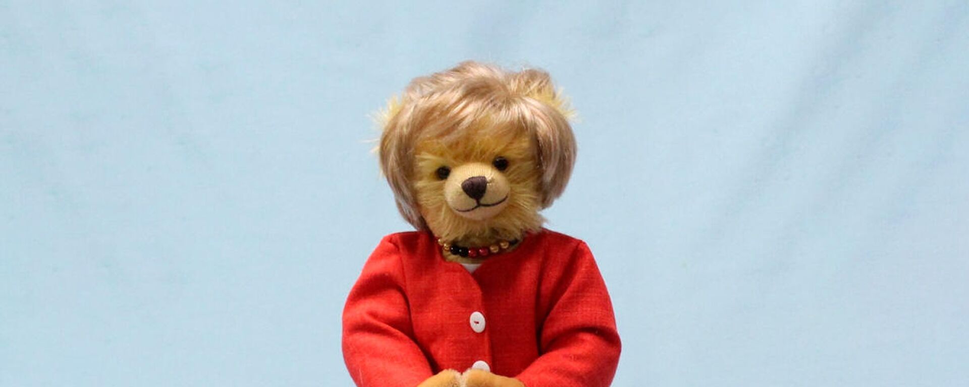 Немецкая фабрика по производству плюшевых игрушек выпустила медвежонка в образе канцлера Германии Ангелы Меркель - Sputnik Латвия, 1920, 07.10.2025