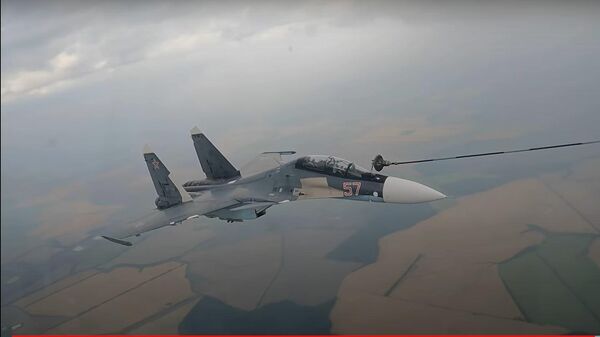 Ювелирная точность: парная воздушная дозаправка самолетов ВКС России - Sputnik Латвия