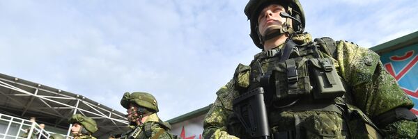 Военнослужащие подразделения Псковского гвардейского десантно-штурмового соединения ВДВ на учениях Запад -2021 - Sputnik Латвия