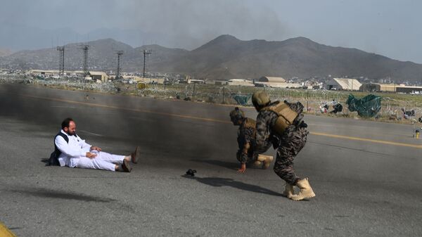 Бойцы спецназа «Талибан Бадри» и журналист встают после того, как упали из машины в аэропорту Кабула - Sputnik Latvija