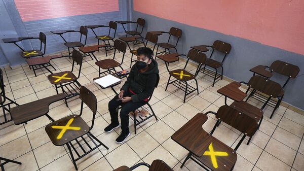 Ученик во время индивидуального занятия в школе в Истакалько, Мексика - Sputnik Латвия