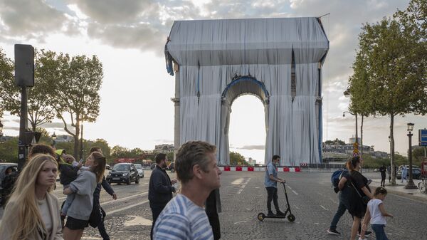  Люди идут к Триумфальной арке в Париже - Sputnik Латвия