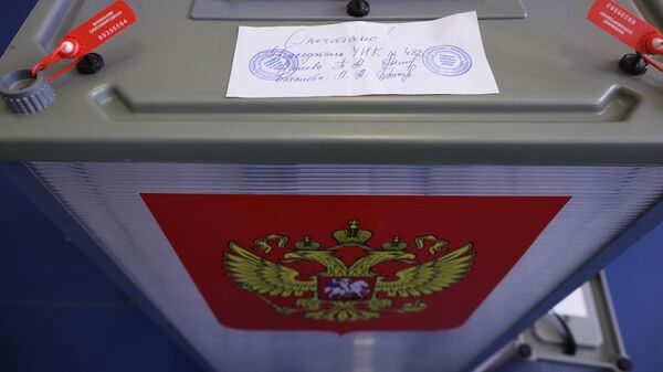 Избирательная урна на избирательном участке на выборах в России - Sputnik Латвия