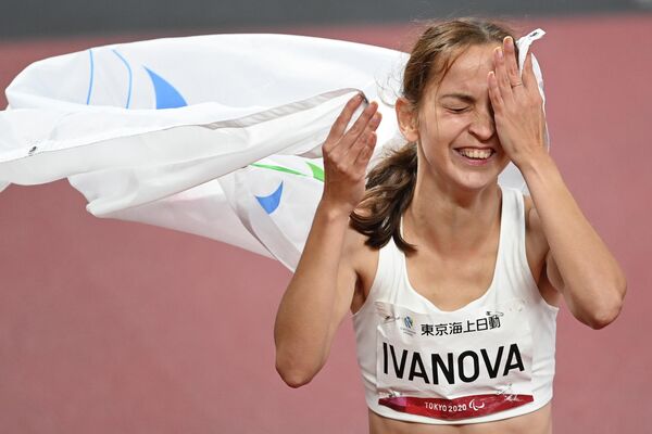 Krievu sportiste Jeļena Ivanova, sudraba medaļas ieguvēja 100 metru skrējienā T36 klasē XVI Paralimpiskajās pēlēs - Sputnik Latvija