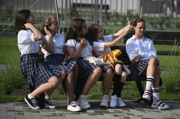 Skolnieces pirms Zinību dienai veltītās svinīgās līnijas jaunajā izglītības kompleksā federālajā teritorijā &quot;Sīriuss&quot; Sočos - Sputnik Latvija