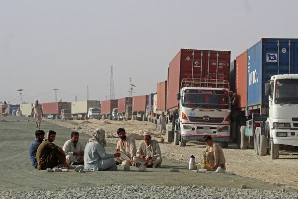 Autovadītāji līdzās konteineru vilcējiem Čamanas pilsētā pie Pakistānas robežas gaida iespēju iebraukt Afganistānā - Sputnik Latvija