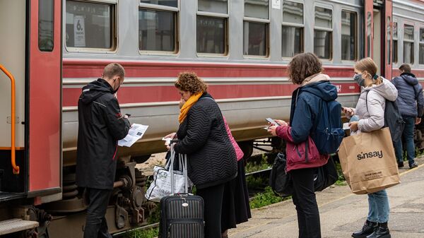 Поезд с вагоном для обладателей COVID-сертификата - Sputnik Латвия