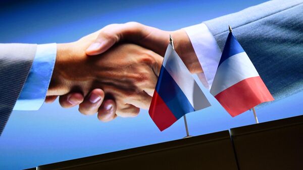 Рукопожатие на фоне государственных флагов России и Франции - Sputnik Латвия