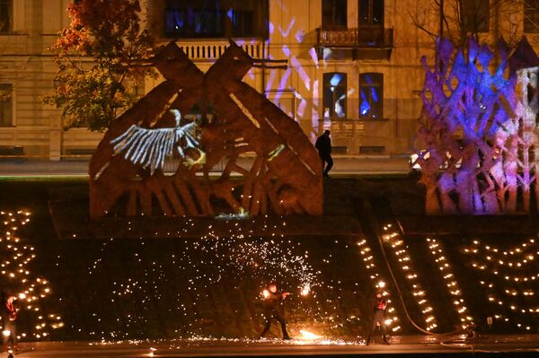 На фото: фрагмент огненного шоу на берегу реки Нерис. - Sputnik Латвия