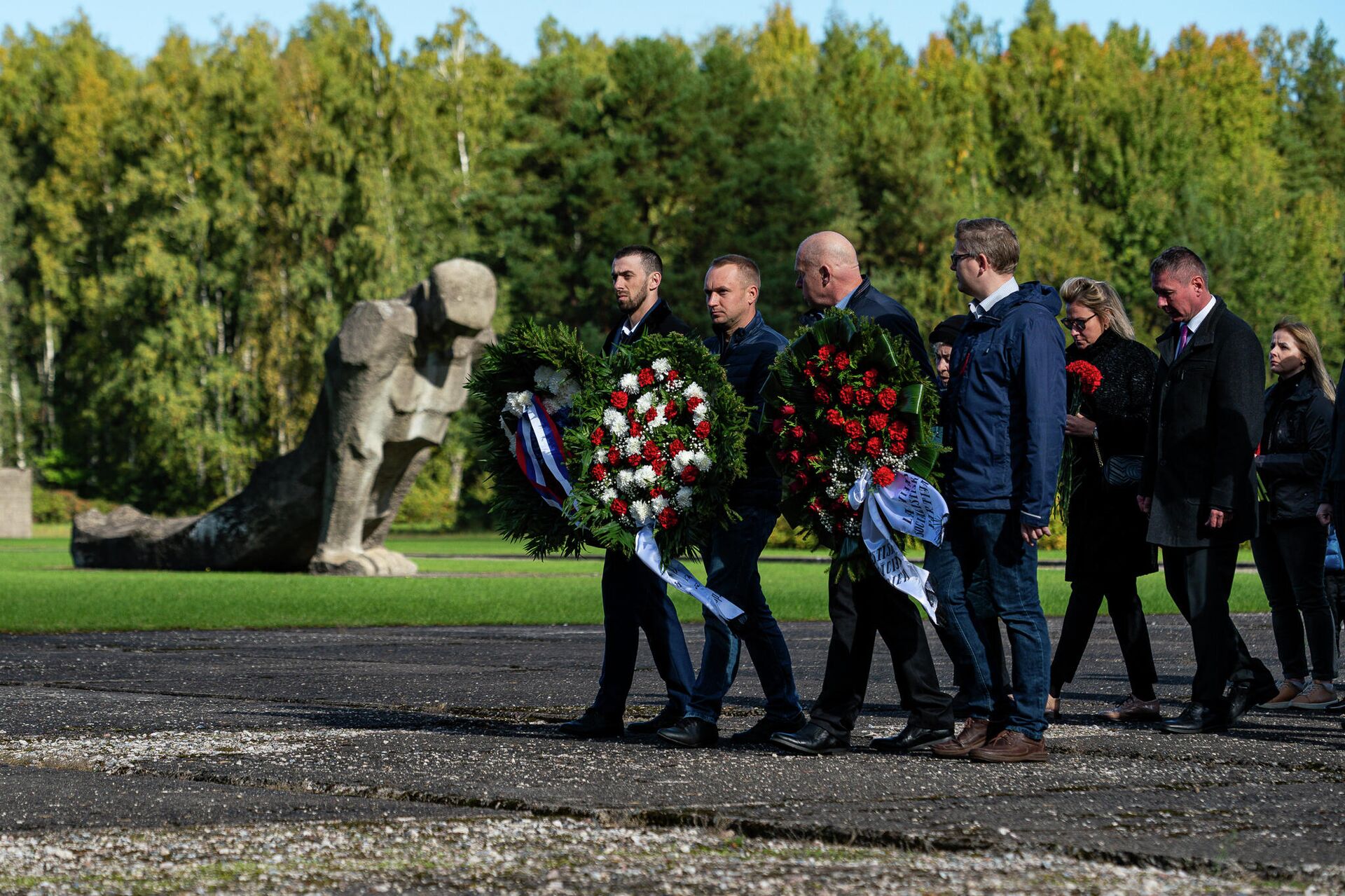 У Саласпилсского мемориала прошла памятная акция в 77-ю годовщину освобождения лагеря - Sputnik Латвия, 1920, 27.09.2021