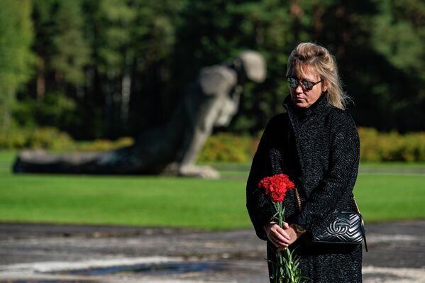 У Саласпилсского мемориала прошла памятная акция в 77-ю годовщину освобождения лагеря - Sputnik Латвия