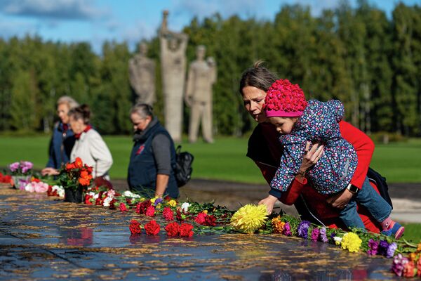 У Саласпилсского мемориала прошла памятная акция в 77-ю годовщину освобождения лагеря - Sputnik Латвия