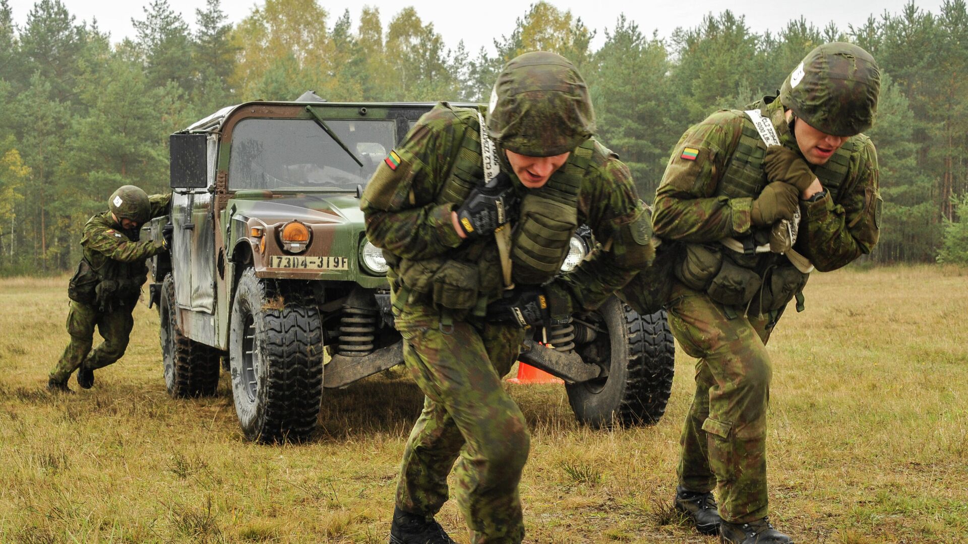 Литовские военные во время учений на полигоне Графенвер, Германия, 20 октября 2015 года - Sputnik Латвия, 1920, 26.09.2021