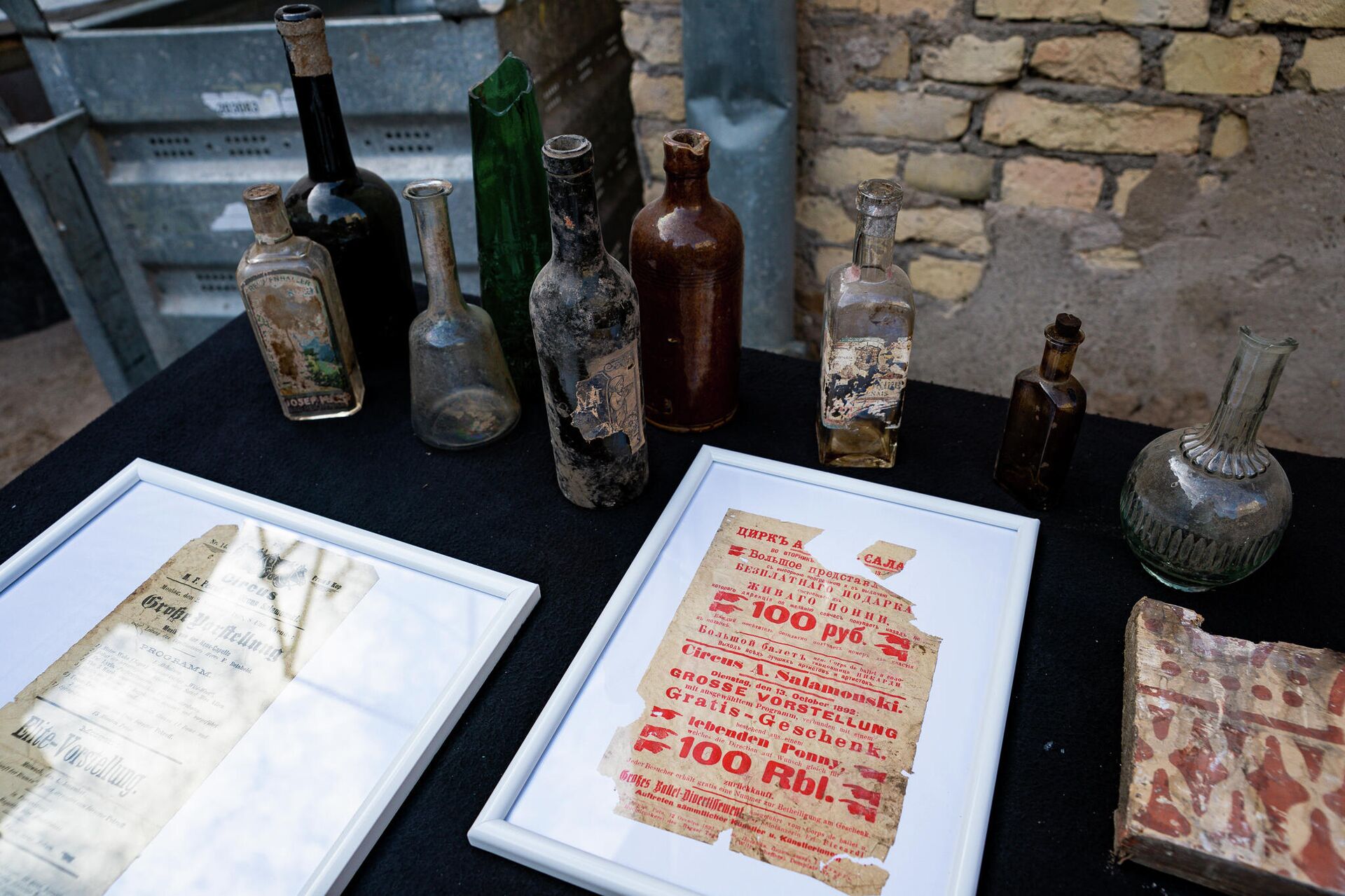 Часть находок на трибунах: старинные афиши, бутылки и даже паспорт 1944 года - Sputnik Латвия, 1920, 28.09.2021