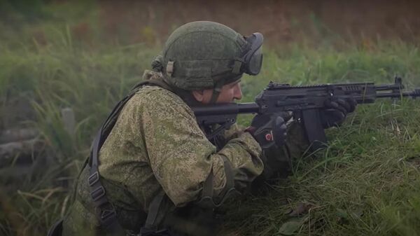 Держать рубеж: российские десантники испытали на учениях новые БТР и БМД - Sputnik Latvija
