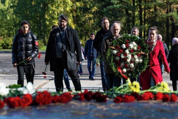 Latvijas Krievu savienības pārstāvji noliek ziedus pie Salaspils memoriāla - Sputnik Latvija