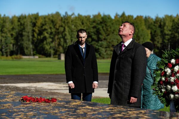 Krievijas pagaidu pilnvarotais lietvedis Vadims Vasiļjevs piedalījās vainagu un ziedu nolikšanas ceremonijā Salaspils memoriālā - Sputnik Latvija