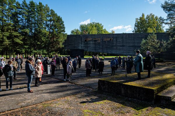 Salaspils koncentrācijas nometnes atbrīvošanas 77. gadadienai veltītā ceremonija - Sputnik Latvija