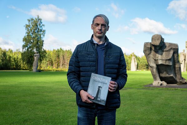 Latvijas vēsturnieks Vlads Bogovs ar savu jauno grāmatu &quot;Salaspils - aizmirstais stāsts&quot; - Sputnik Latvija