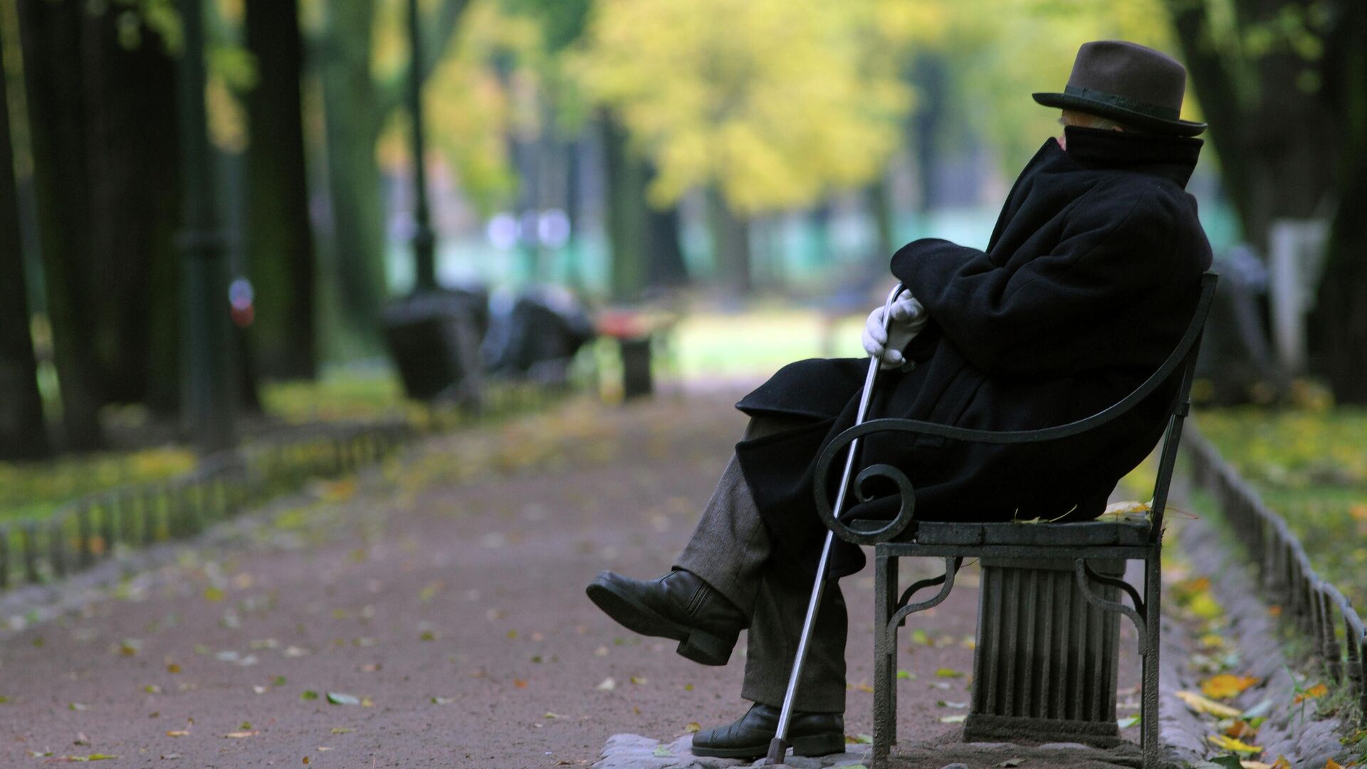 Пожилой мужчина на скамейке в парке - Sputnik Латвия, 1920, 04.02.2024