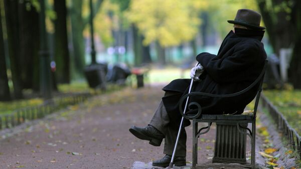 Пожилой мужчина на скамейке в парке - Sputnik Латвия