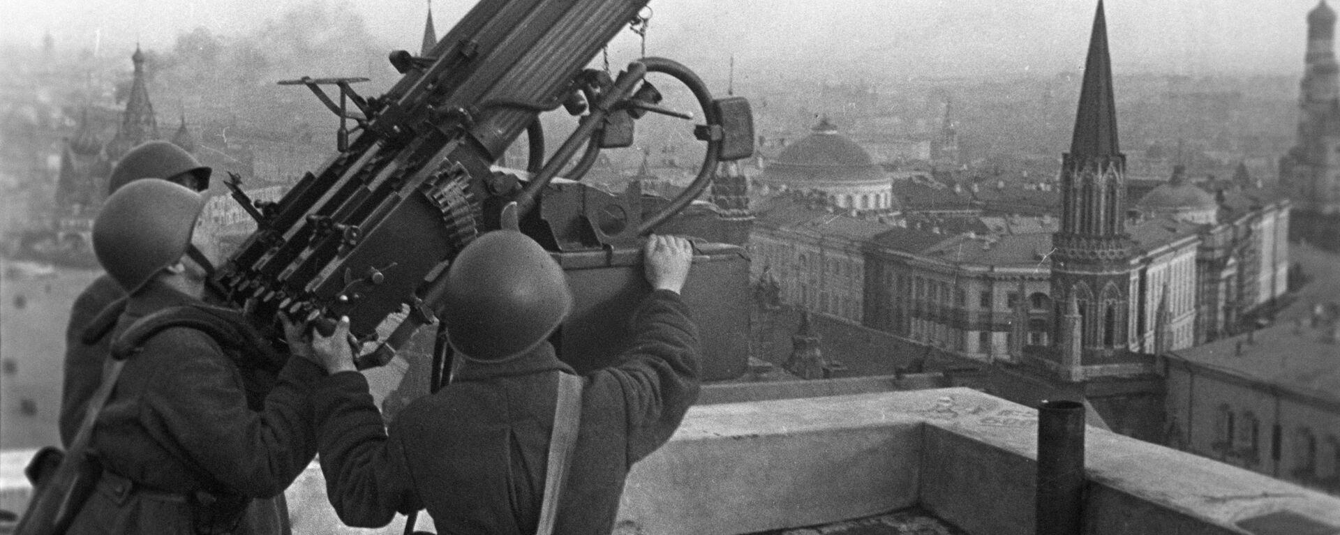 Советские зенитчики на крыше гостиницы Москва, 1941 год - Sputnik Латвия, 1920, 30.09.2021