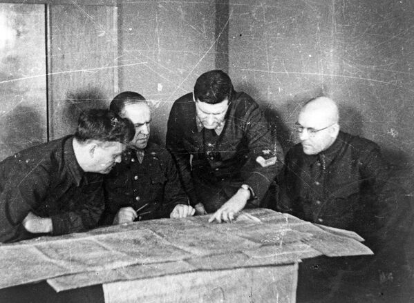 Николай Булганин, Георгий Жуков, Василий Соколовский и Иван Хохлов в штабе Западного фронта, 1941 год - Sputnik Латвия