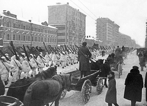  Бойцы Красной Армии отправляются на фронт после военного парада на Красной площади 7 ноября 1941 года - Sputnik Латвия
