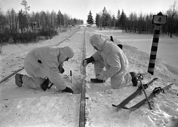 Советские бойцы минируют железнодорожные пути под Москвой, 1941 год - Sputnik Латвия