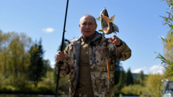 Президент РФ Владимир Путин во время рыбалки в тайге - Sputnik Latvija