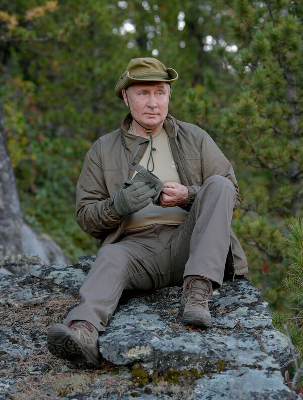 Šoigu novērtēja Putina telti: &quot;Solīdi!&quot;. Putins atbildei pajokoja: ja kārtīgi strādāt, arī miteklis būs labāks - Sputnik Latvija