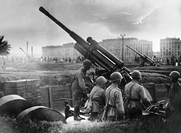 1941.-1945. gada Lielais Tēvijas karš. Maskavas aizsardzība. Zenītartilērijas vienība pie Gorkija Kultūras un atpūtas parka - Sputnik Latvija