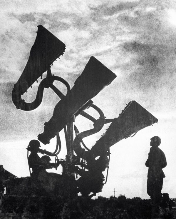 1941.-1945. gada Lielais Tēvijas karš. Pretgaisa aizsardzības sistēmas skaņu uztveršanas iekārta sargā Maskavas debesis. - Sputnik Latvija