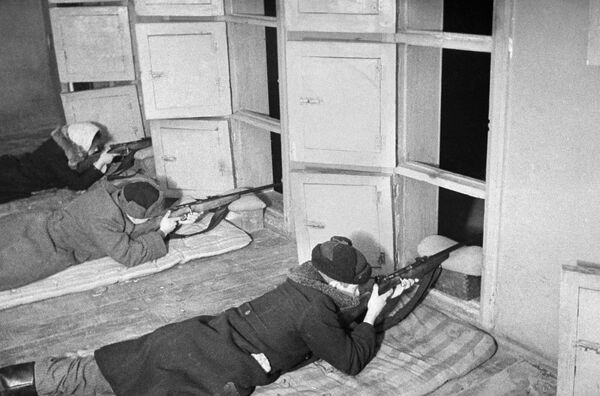 Maskavas aizsardzība. Maskavas zemessargu vispārējās militārās apmācības. 1941. gada oktobris-decembris - Sputnik Latvija