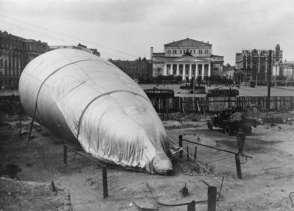 1941.-1945. gada Lielais Tēvijas karš. Pretgaisa aizsardzības aerostats Revolūcijas laukumā Maskavā iepretim PSRS Lielajam teātrim. 1941. gads - Sputnik Latvija