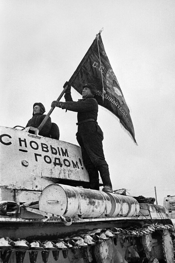 Tankists stiprina vienības karogu uz tanka. Tankisti dodas uz fronti. Maskavas aizsardzība. 1941. gada 31. decembris - Sputnik Latvija