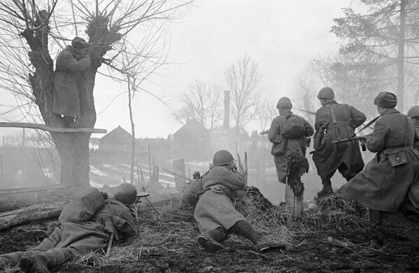 1941.-1945. gada Lielais Tēvijas karš. Cīņa pie Maskavas. Rietumu frontes grupējumi cīnās Juhnovas pilsētas rajonā - Sputnik Latvija