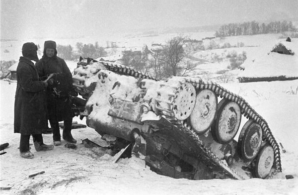 Vācu spēku sakāve pie Maskavas. Sarkanarmieši līdzās sašautam vācu tankam - Sputnik Latvija