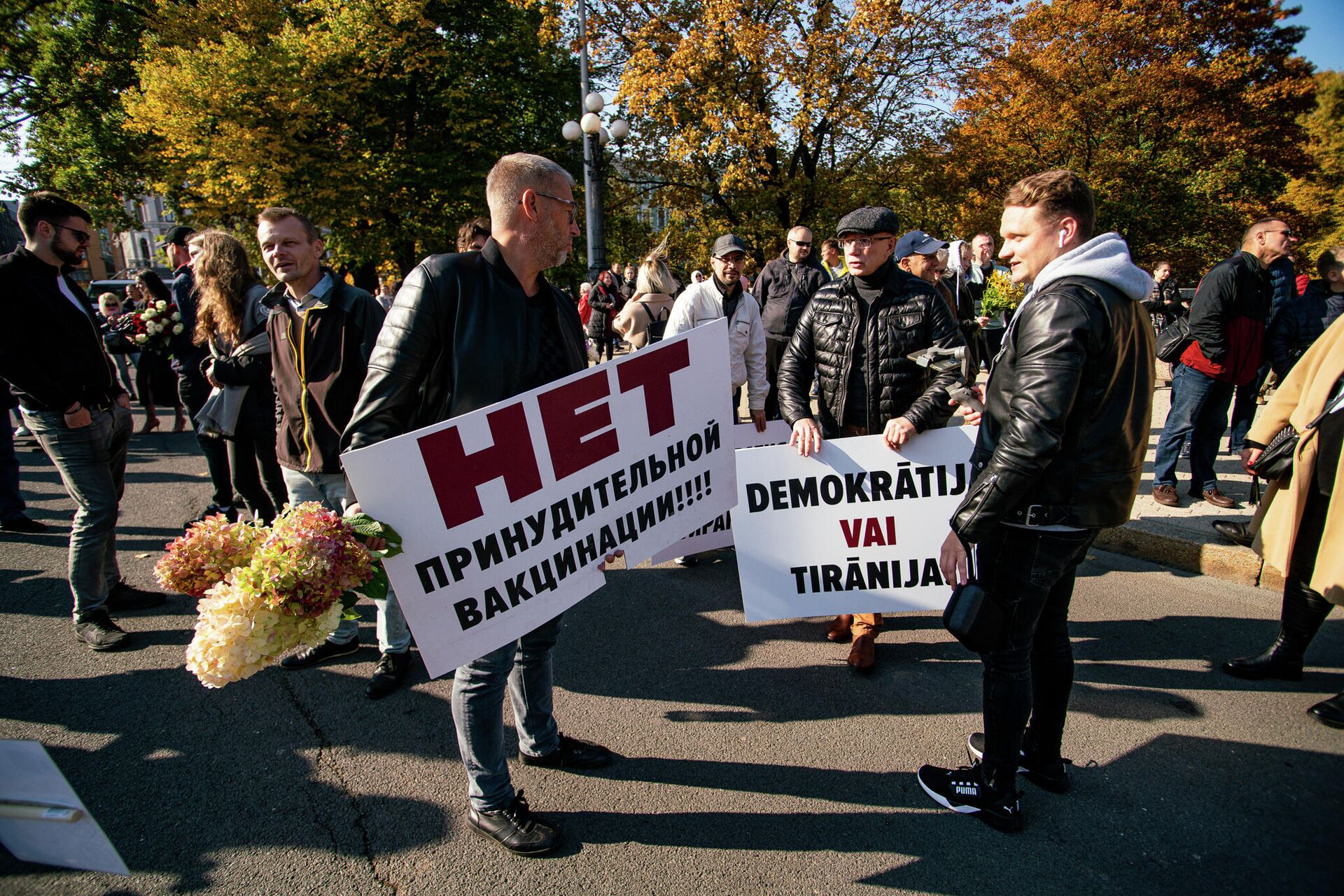 Мужчины с плакатами на митинге протеста - Sputnik Латвия, 1920, 04.10.2021