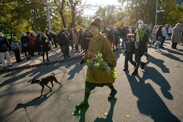 Рижане несут цветы к памятнику Свободы - Sputnik Латвия